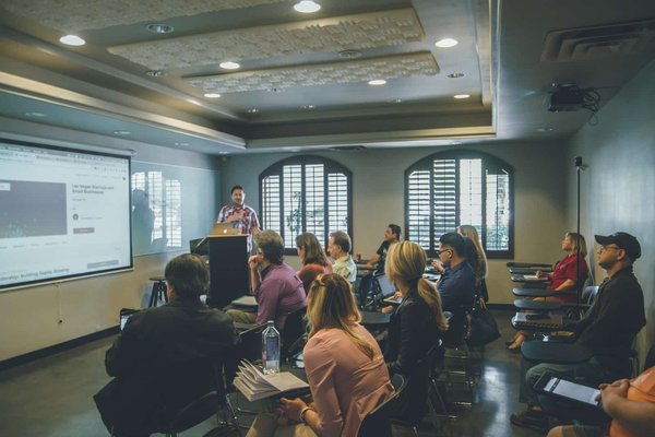 Parcours et conseils pour lycéens et professionnels en quête d'excellence